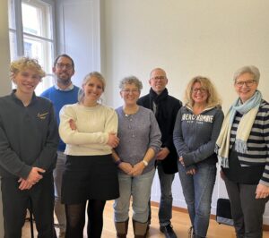 Comité de l'association Prix Farel 2024. De gauche à droite: Maël Burki, François Perroset, Camille Andres (directrice Prix Farel), Adrienne Magnin, Luca Fumagalli, Angélique Neukomm, Christine Fischer (présidente ad intérim). Absents: Florence Droz, Carlos Montserrat, Jacques Laurent.